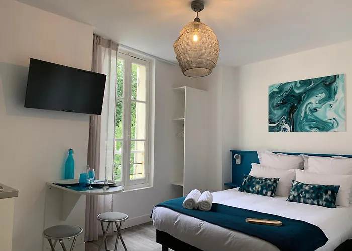 Logis St Joseph לינה וארוחת בוקר אנז'ה